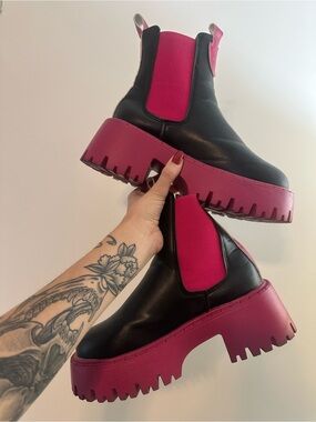 Black & Fuchsia Platform Chelsea Boots - Women